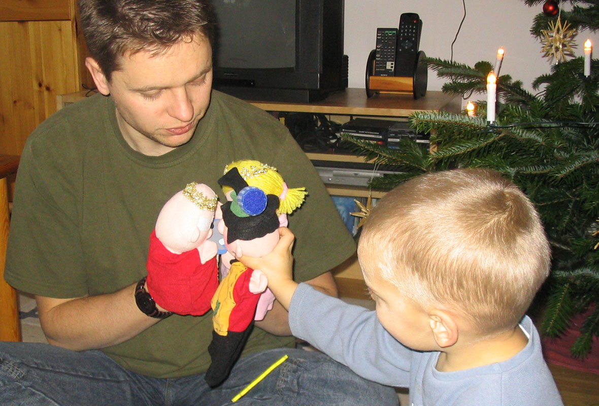 Pappa spielt mit Sohn Puppentheater