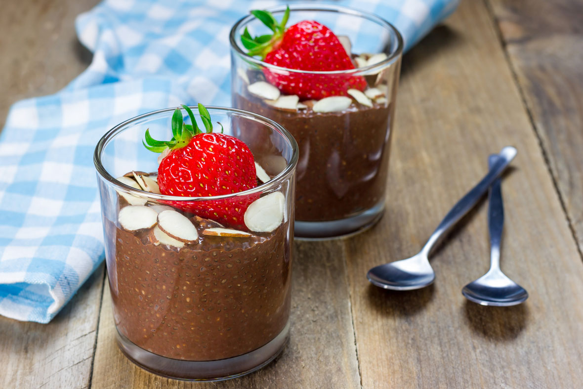 mit gesundem Seelenfutter vorbeugen gegen Stress - Schoko Chiasamen Pudding mit Erdbeeren
