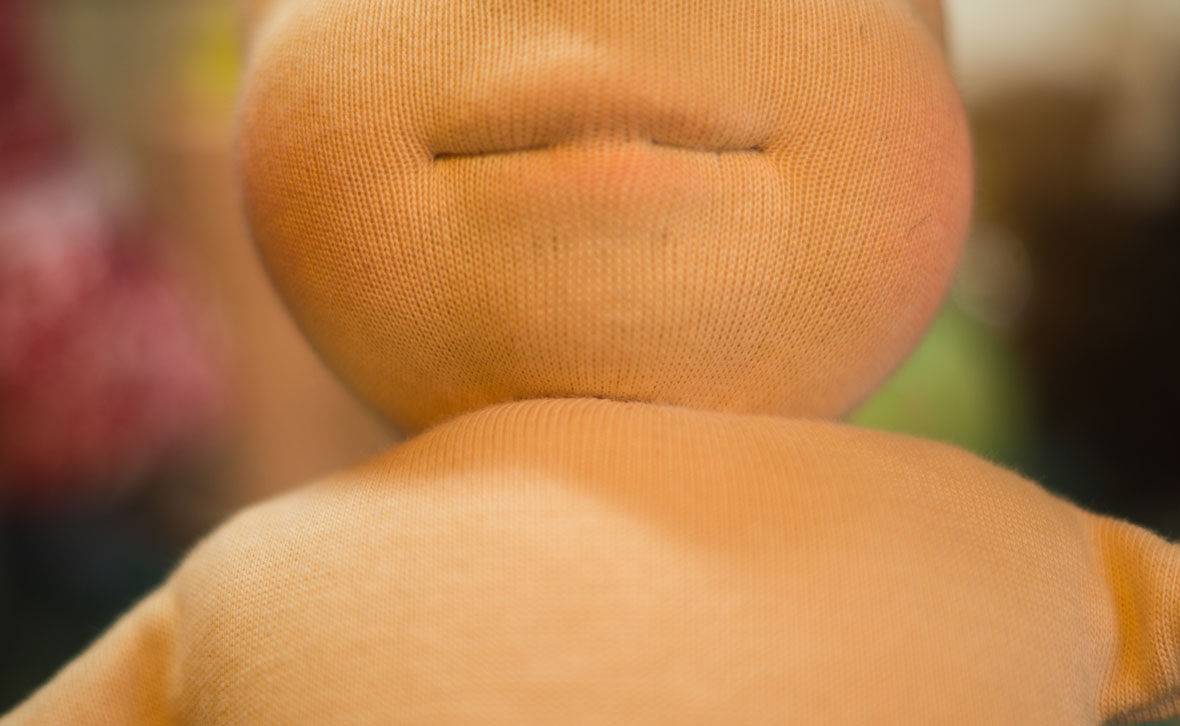 nadelgefilzter Puppenkopf mit Trikot und ersten Gesichtzügen